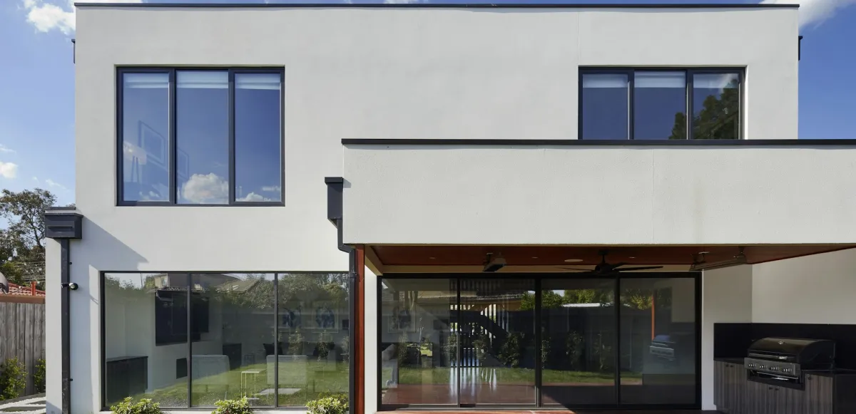 Fachada y volúmenes de un edificio contemporáneo