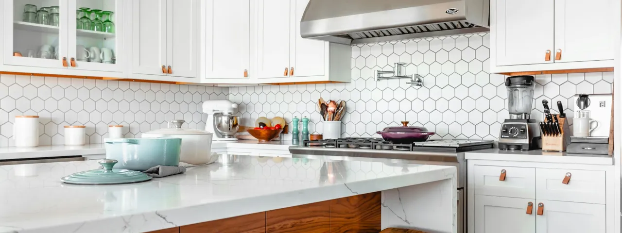 Cocina con mobiliario y superficie de trabajo continua