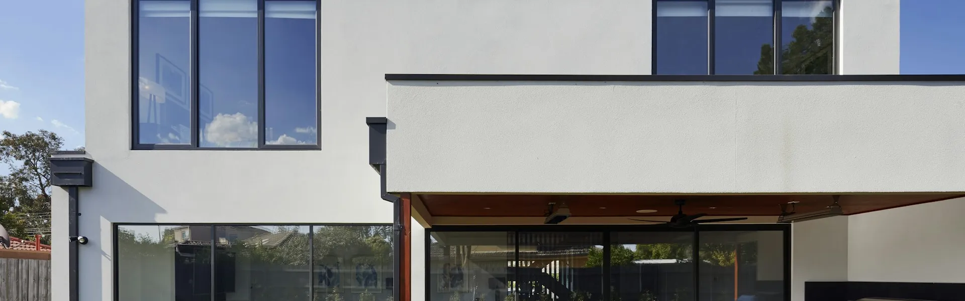 Fachada y volúmenes de un edificio contemporáneo