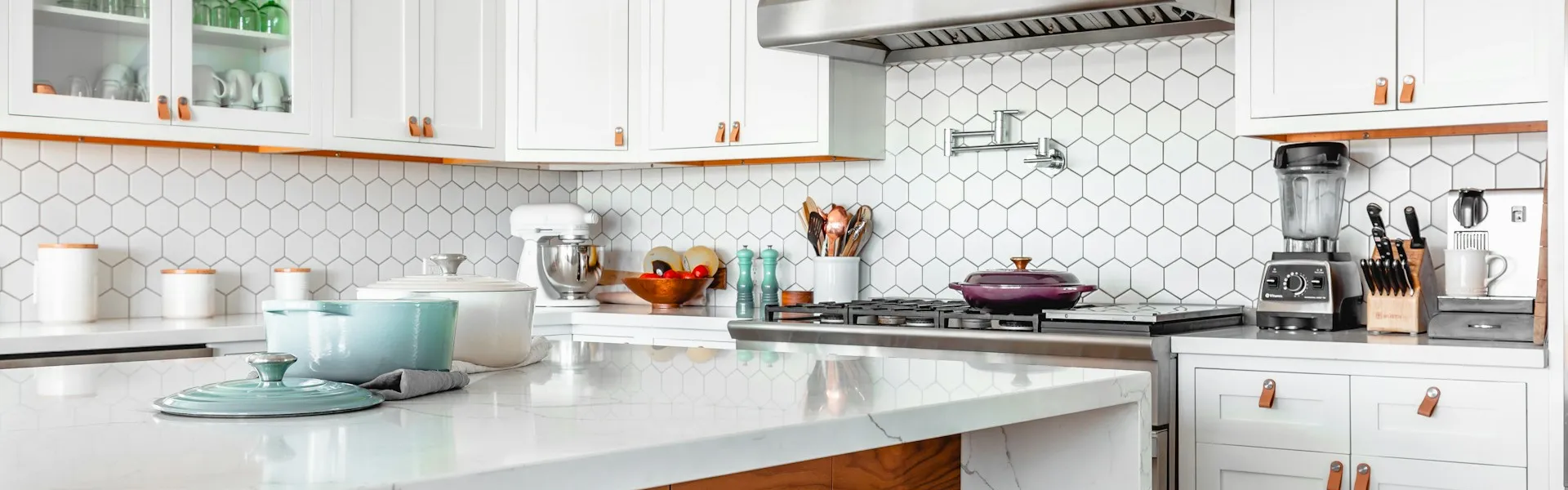 Cocina con mobiliario y superficie de trabajo continua