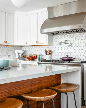 Cocina con mobiliario y superficie de trabajo continua