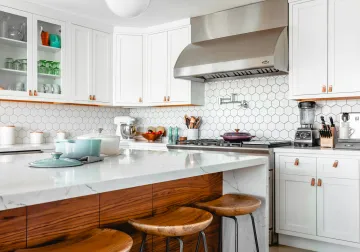 Cocina con mobiliario y superficie de trabajo continua
