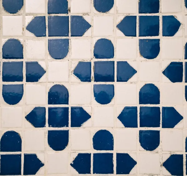Detalle de azulejos cerámicos con motivos geométricos azules