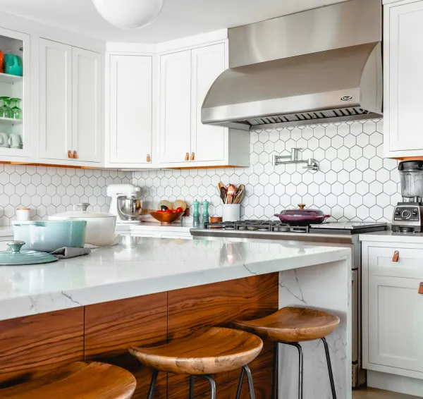 Cocina con mobiliario y superficie de trabajo continua